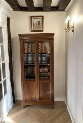 Bibliothèque dans l'appartement