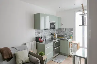 Cuisine ou kitchenette dans l'établissement AI- Cocon Parisien près de la Cité des Sciences
