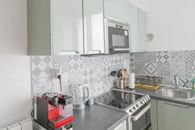 Cuisine ou kitchenette dans l'établissement AI- Cocon Parisien près de la Cité des Sciences