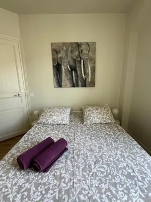 Un ou plusieurs lits dans un hébergement de l'établissement Magnifique appartement entièrement rénové