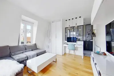Télévision ou salle de divertissement dans l'établissement Cosy 2 Person Studio - Near Eiffel Tower