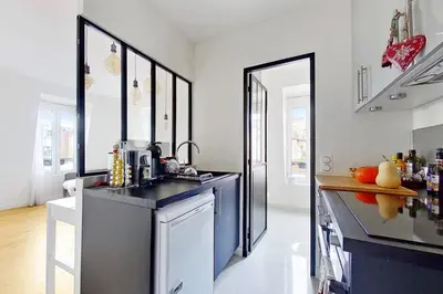 Cuisine ou kitchenette dans l'établissement Cosy 2 Person Studio - Near Eiffel Tower