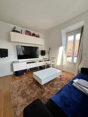 Télévision ou salle de divertissement dans l'établissement Cosy 2 Person Studio - Near Eiffel Tower