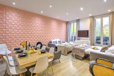Un ou plusieurs lits dans un hébergement de l'établissement Bluestay 149 - Spacieux appartement Paris centre