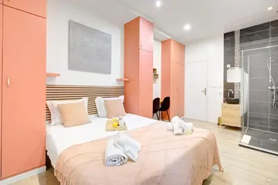 Un ou plusieurs lits dans un hébergement de l'établissement Bluestay 149 - Spacieux appartement Paris centre