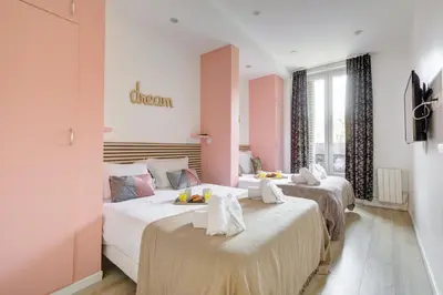 Un ou plusieurs lits dans un hébergement de l'établissement Bluestay 149 - Spacieux appartement Paris centre