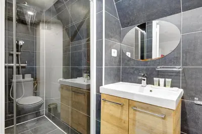 Salle de bains dans l'établissement Bluestay 149 - Spacieux appartement Paris centre