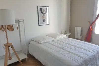 Un ou plusieurs lits dans un hébergement de l'établissement Flexliving - room - Voltaire