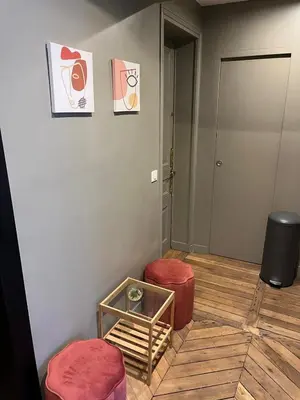 Coin salon dans l'établissement Flexliving - room - Voltaire