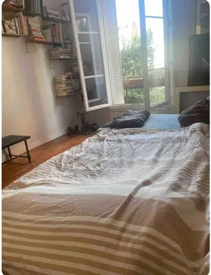 Un ou plusieurs lits dans un hébergement de l'établissement Appartement rue piétonne, lumineux, calme, dégagée