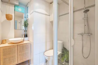 Salle de bains dans l'établissement Le voltaire