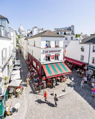 Clients de l'établissement 1bedroom Sacrée cœur Place du Tertre Montmartre