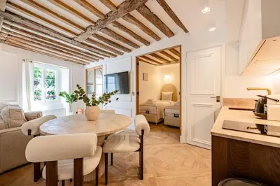 Cuisine ou kitchenette dans l'établissement 2bedrooms Sacrée cœur Place du Tertre Montmartre