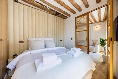 Un ou plusieurs lits dans un hébergement de l'établissement 2bedrooms Sacrée cœur Place du Tertre Montmartre
