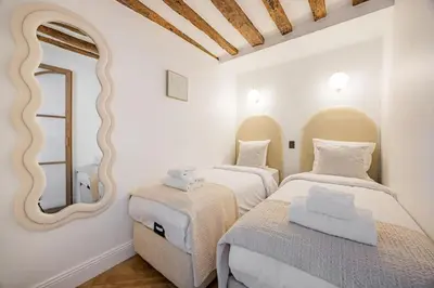 Un ou plusieurs lits dans un hébergement de l'établissement 2bedrooms Sacrée cœur Place du Tertre Montmartre