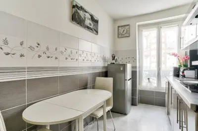Cuisine ou kitchenette dans l'établissement Charmant appartement proche du Canal de L'Ourcq
