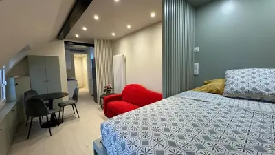 Un ou plusieurs lits dans un hébergement de l'établissement Charmant studio rénové avec vue sur les toits de Paris 7e arrondissement