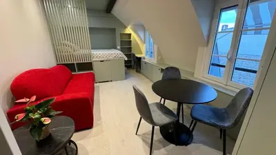 Coin salon dans l'établissement Charmant studio rénové avec vue sur les toits de Paris 7e arrondissement