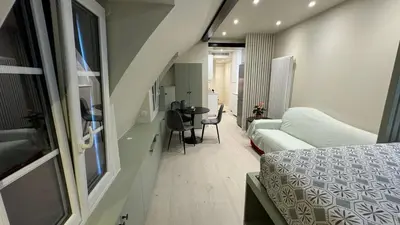 Un ou plusieurs lits dans un hébergement de l'établissement Charmant studio rénové avec vue sur les toits de Paris 7e arrondissement