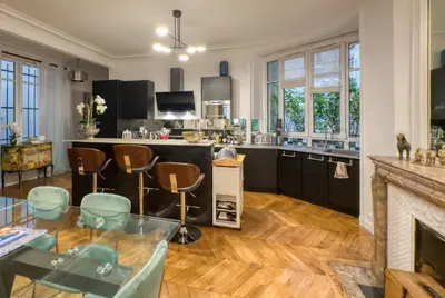 Cuisine ou kitchenette dans l'établissement Luxury Place near Champs Elysees