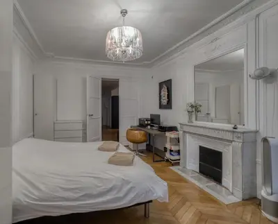 Un ou plusieurs lits dans un hébergement de l'établissement Luxury Place near Champs Elysees