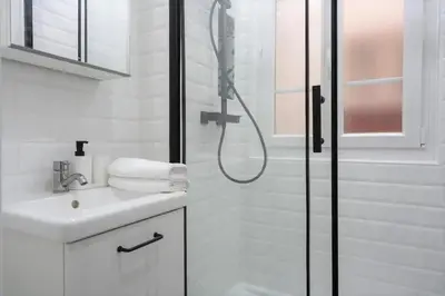 Salle de bains dans l'établissement GuestReady - Beau Séjour près du Buttes-Chaumont
