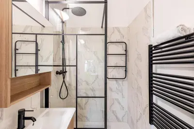 Salle de bains dans l'établissement GuestReady - Studio près de République pour Deux