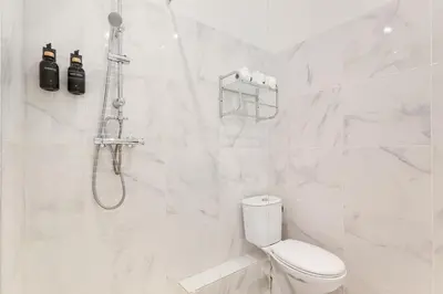 Salle de bains dans l'établissement Confort et élégance à Paris 17