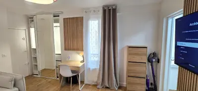 Télévision ou salle de divertissement dans l'établissement Studio d'architecte en plein cœur de Paris 7ème arrondissement