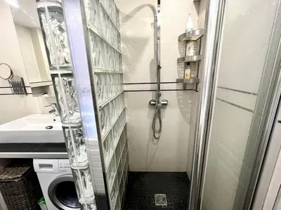 Salle de bains dans l'établissement Champs-Elysées - Arc de Triomphe - 2 pièces - 4p