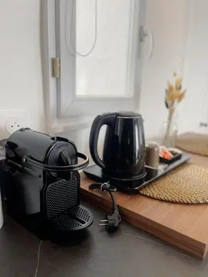 Plateau bouilloire dans l'établissement Exclusive Flat By Luxuio - Nearby Eiffel Tower
