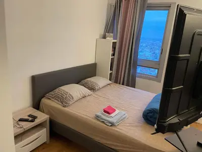 Un ou plusieurs lits dans un hébergement de l'établissement Big Appartement new courbevoie Defense