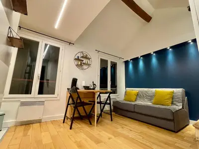 Coin salon dans l'établissement Très joli Studio - centre Paris - Le Coeur du Marais