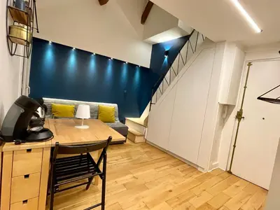 Coin salon dans l'établissement Très joli Studio - centre Paris - Le Coeur du Marais