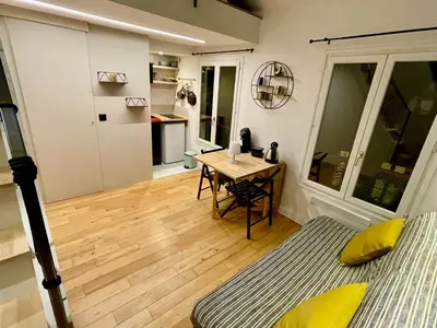 Coin salon dans l'établissement Très joli Studio - centre Paris - Le Coeur du Marais