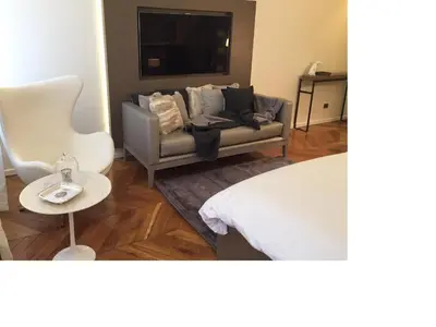 Coin salon dans l'établissement Cirque Deluxe Studio Apartment