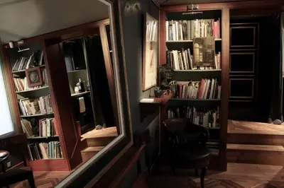 Bibliothèque dans l'appartement