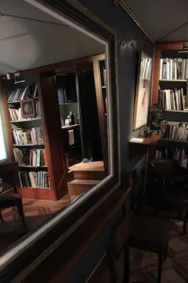 Bibliothèque dans l'appartement