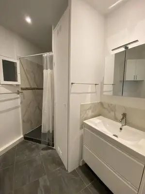 Salle de bains dans l'établissement Apartment 85m2 Paris Center Republique 2 BR-4P