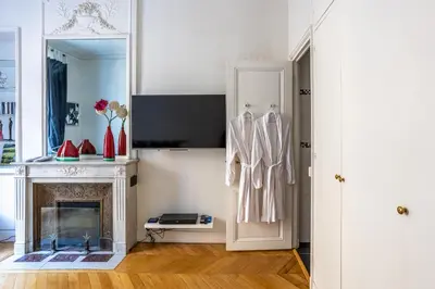 Télévision ou salle de divertissement dans l'établissement Prestigious Appartement Trocadero