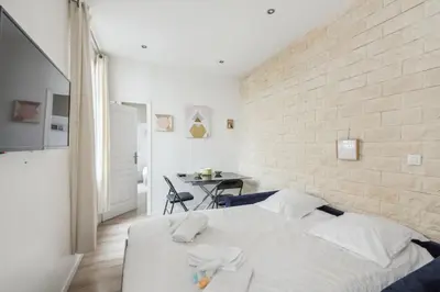 Télévision ou salle de divertissement dans l'établissement Bluestay 2 - Appartement au Cœur de Paris