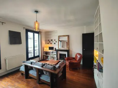 Télévision ou salle de divertissement dans l'établissement Beau 3 pièces près de Montmartre 1