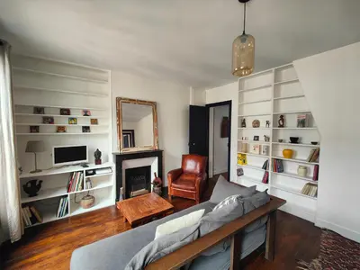 Coin salon dans l'établissement Beau 3 pièces près de Montmartre 1