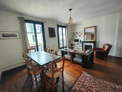 Coin salon dans l'établissement Beau 3 pièces près de Montmartre 1