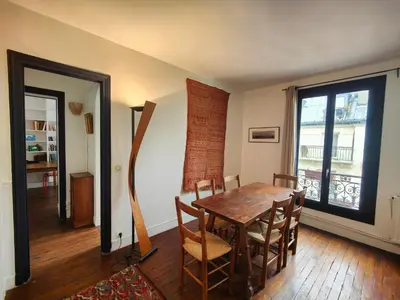 Coin salon dans l'établissement Beau 3 pièces près de Montmartre 1