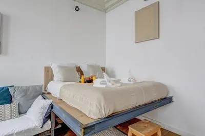 Un ou plusieurs lits dans un hébergement de l'établissement Bluestay 221 - Appartement au centre de Paris