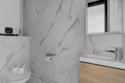 Salle de bains dans l'établissement Bluestay 127 - Supebe Appartement au Cœur de Paris