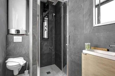 Salle de bains dans l'établissement Bluestay 127 - Supebe Appartement au Cœur de Paris