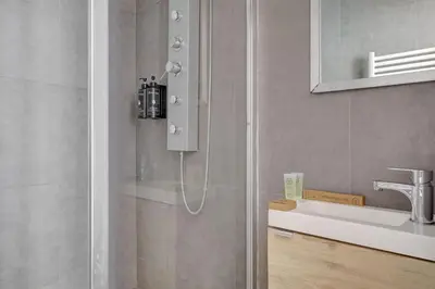 Salle de bains dans l'établissement Bluestay 127 - Supebe Appartement au Cœur de Paris