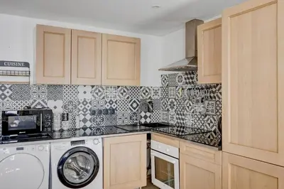 Cuisine ou kitchenette dans l'établissement Bluestay 127 - Supebe Appartement au Cœur de Paris